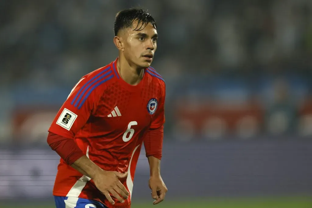 Vicente Pizarro, también titular en la Roja, podría dejar Colo Colo en este mercado | Photosport