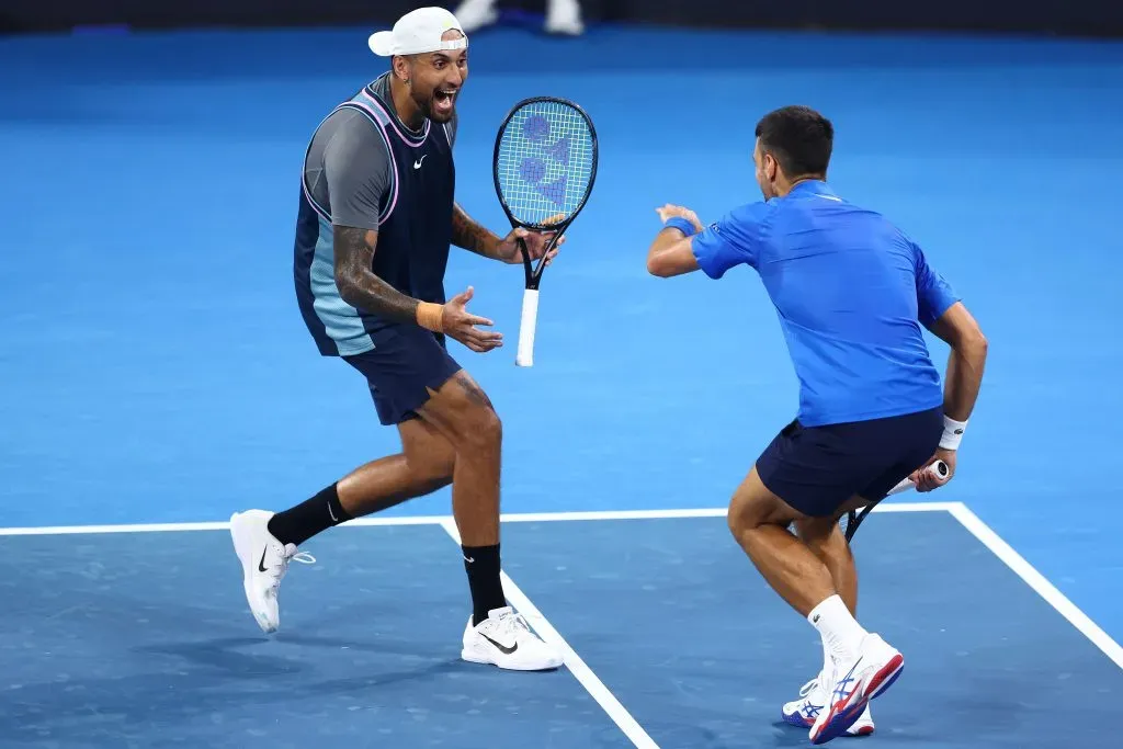 Kyrgios y Djokovic jugando en Brisbane. (Photo by Chris Hyde/Getty Images)
