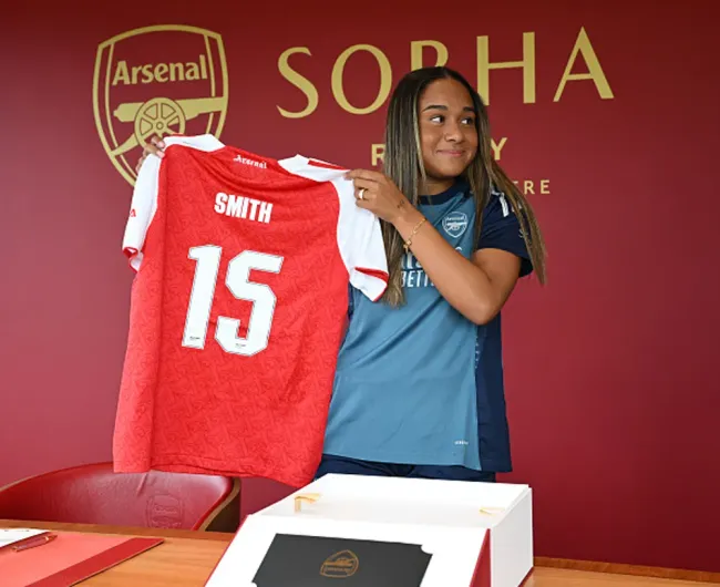 Smith presentada como flamante refuerzo del Arsenal: millonario fichaje canadiense de sangre chilena.