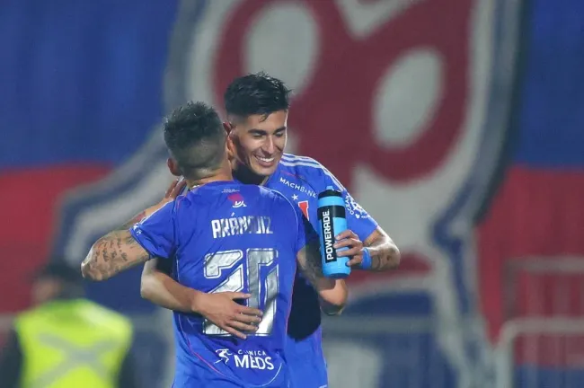 Matías Sepúlveda abrazado con Charles Aránguiz en el partido ante Carabobo tras un golazo del Tucu. (Felipe Zanca/Photosport)