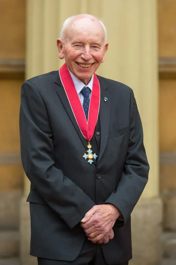 John Surtees con su medalla de Comendador de la Orden del Imperio Británico, concedida por el Duque de Cambridge en 2015 (Getty Images).