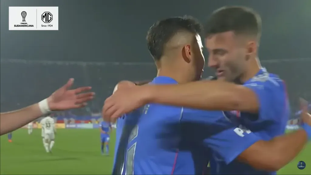 El abrazo de Salomoni con Guerra. (Captura Conmebol).