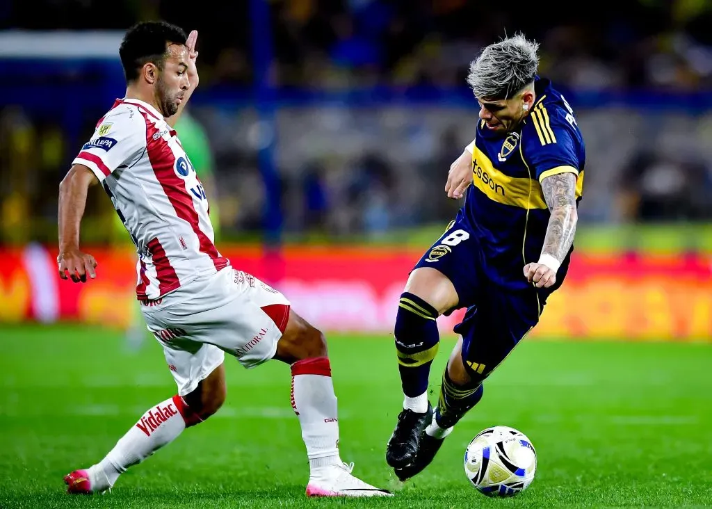 Carlos Palacios enfrenta la marca de Franco Fragapane. (Marcelo Endelli/Getty Images).