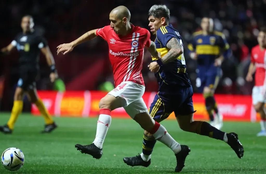 Carlos Palacios ante Federico Fattori de Argentinos Juniors. El chileno dio un pase genial a Merentiel, pero el uruguayo no pudo anotar. (Marcos Brindicci/Getty Images)