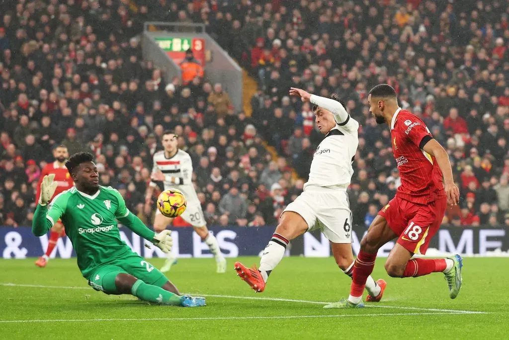 Lisandro Martínez defiende a Cody Gakpo del Liverpool. (Carl Recine/Getty Images).