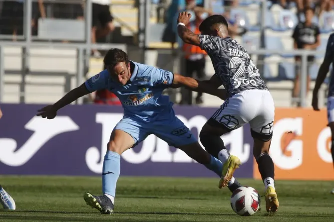 Valentín Larralde marca a Jordhy Thompson. (Jonnathan Oyarzun/Photosport).