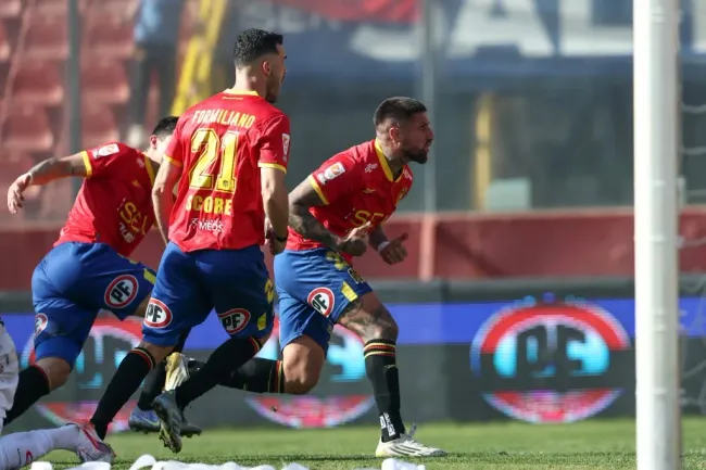 El festejo de Ignacio Jeraldino junto al ex U de Chile Fabricio Formiliano. (Javier Torres/Photosport).