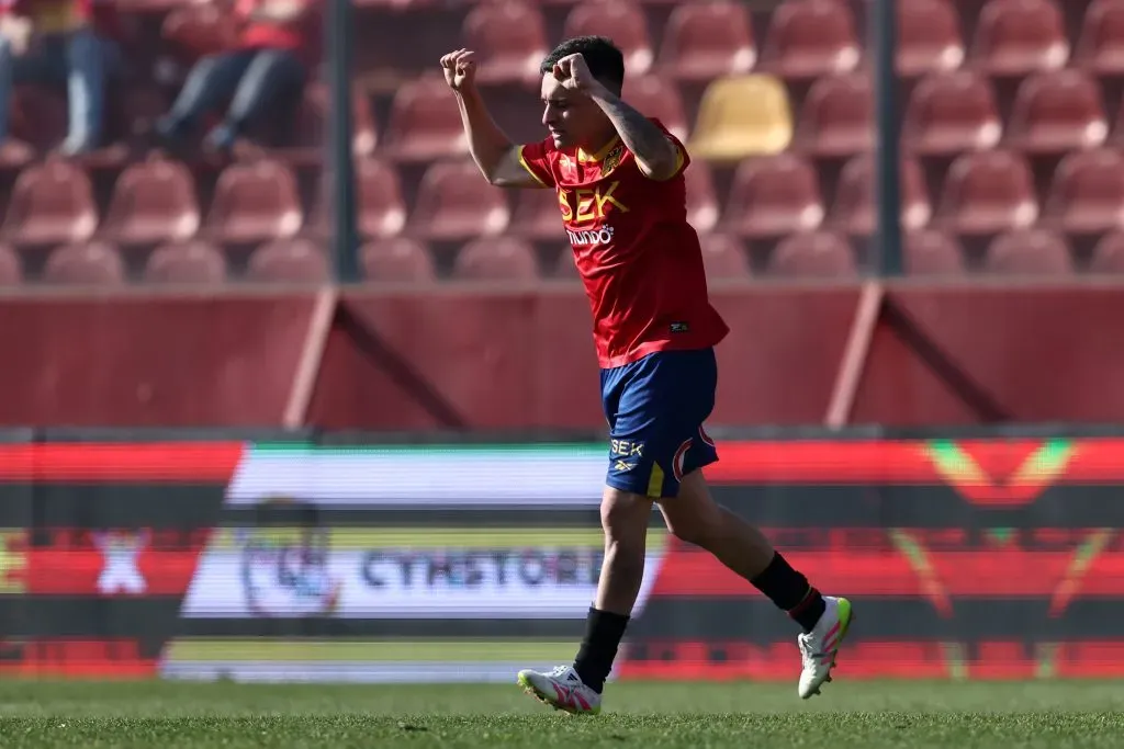 Así celebró Pablo Aránguiz su gol en el estadio Santa Laura. (Javier Torres/Photosport).