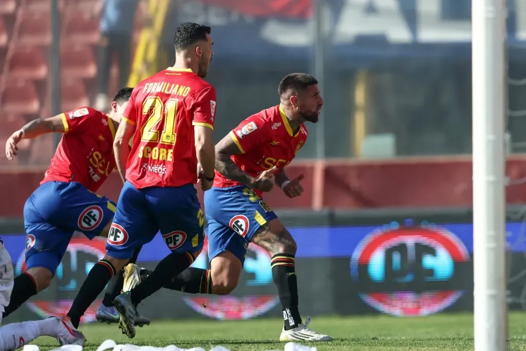 Fabricio Formiliano festeja el gol de Ignacio Jeraldino. (Javier Torres/Photosport).