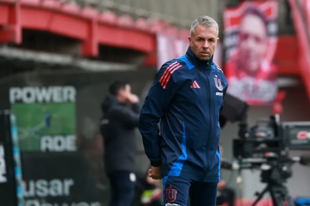 Gustavo Álvarez busca fichajes para la U. Foto: Eduardo Fortes/Photosport