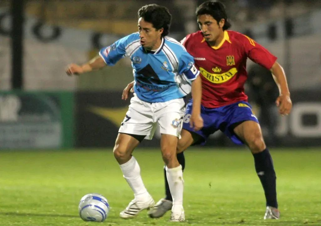 Mauricio Donoso enfrenta la marca de Gerson Acevedo en un duelo entre Unión Española y Deportes Antofagasta. (FERNANDO NAHUEL/PHOTOSPORT).