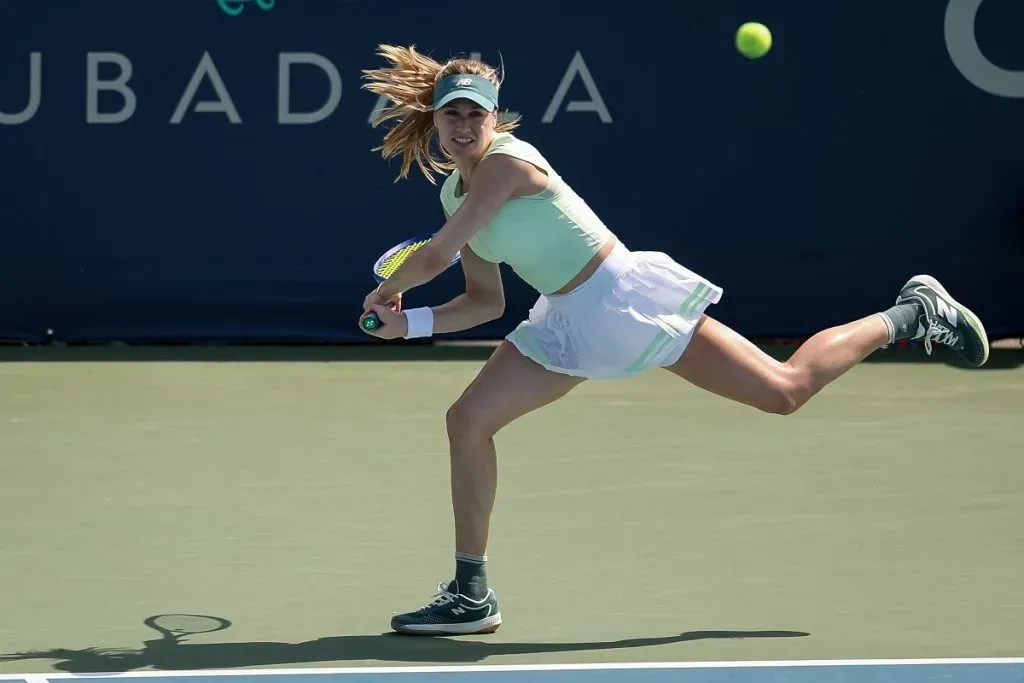 Eugenie Bouchard devuelve un golpe durante un partido de dobles femenino del Mubadala Citi DC Open 2025 (Getty Images).