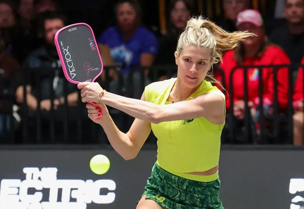 Eugenie Bouchard juega un partido de dobles con Andy Roddick durante el Pickleball Slam 3 (Getty Images).