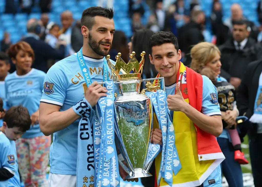 Álvaro Negredo y su compatriota Jesús Navas en el Manchester City. (Alex Livesey/Getty Images).