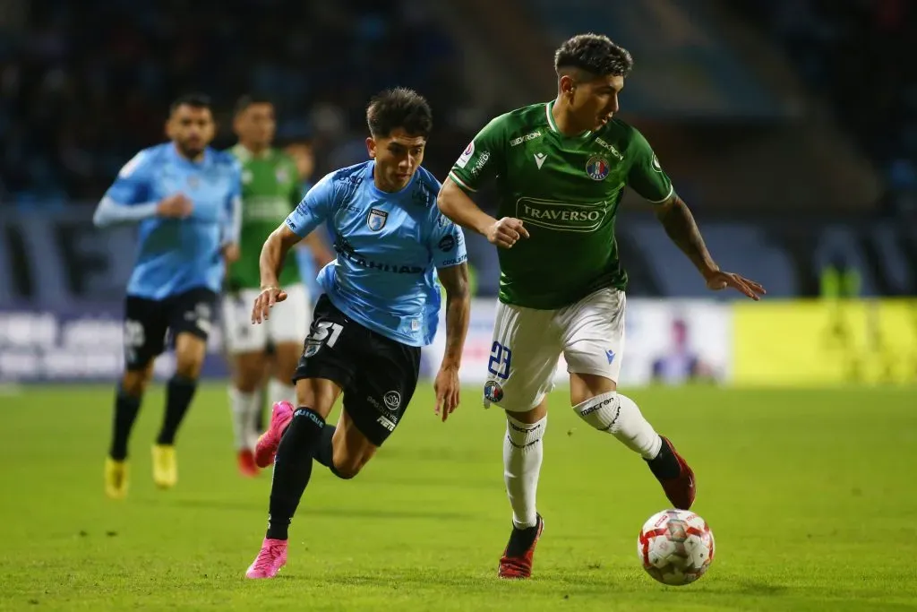 Esteban Matus en acción ante Deportes Iquique. (Alex Diaz/Photosport).-