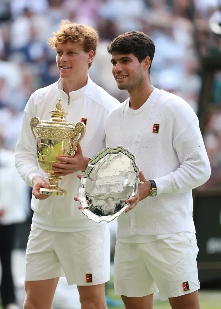 Jannik Sinner y Carlos Alcaraz tras la final de Wimbledon 2025 (Getty Images).