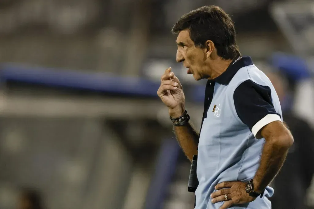 Gustavo Costas da indicaciones en Racing Club ante Colo Colo. (Andres Pina/Photosport).