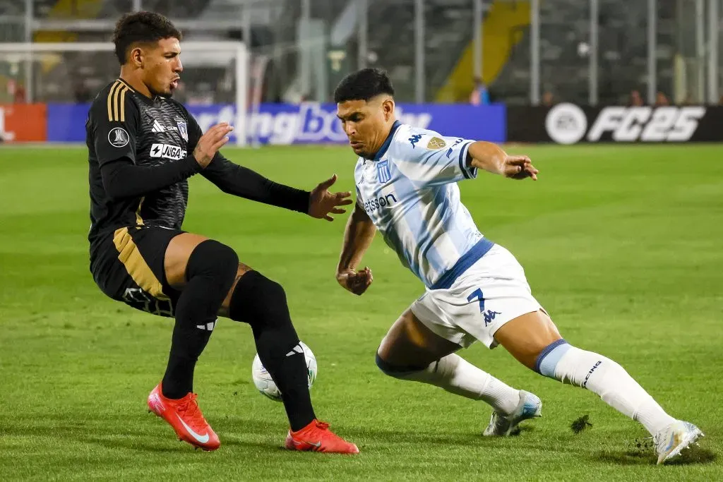 Maxi Salas en acción por Racing Club ante Colo Colo. (Andres Pina/Photosport).