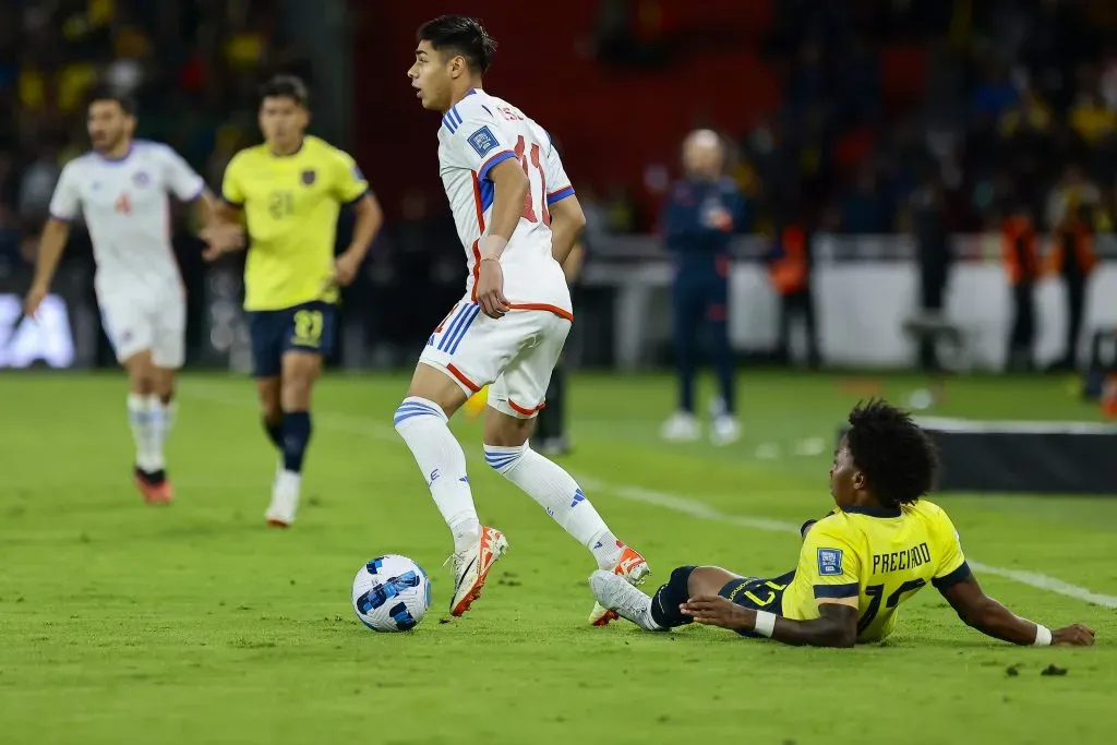 Darío Osorio en acción por la Roja ante Ecuador. (Franklin Jacome/Getty Images).