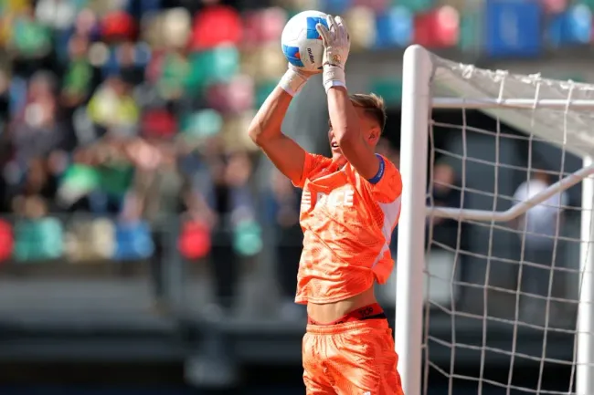 Vicente Bernedo en acción ante Audax Italiano. (Javier Torres/Photosport).