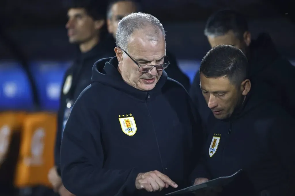Marcelo Bielsa sigue siendo uno de los técnicos que genera cariño en los hinchas del fútbol mundial. Foto: Ernesto Ryan/Getty Images.