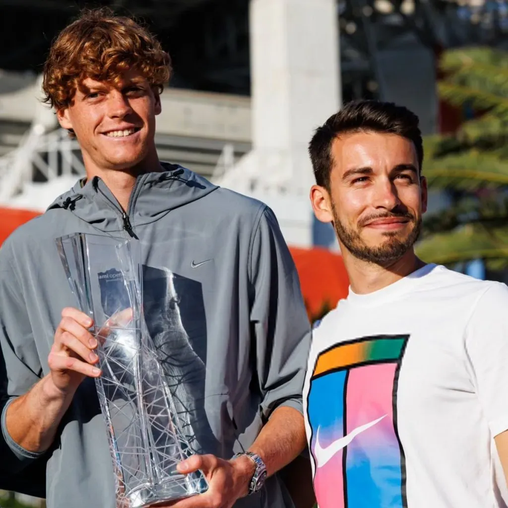 Jannik Sinner y su ex fisioterapeuta, Giacomo Naldi.