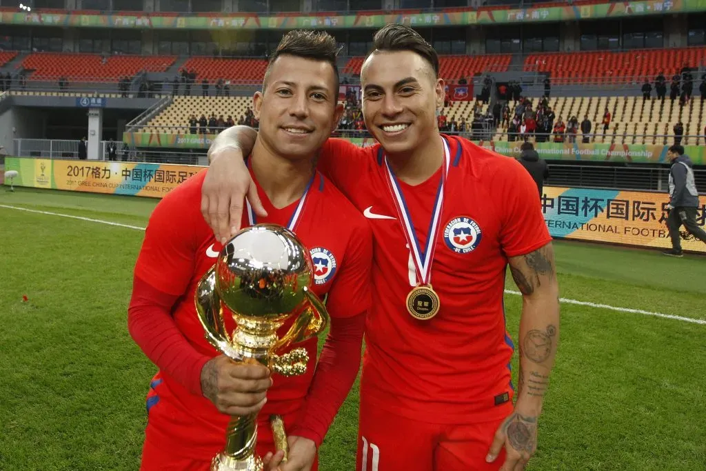 Leonardo Valencia es uno de los grandes amigos que tiene Eduardo Vargas en el fútbol. | Foto: Photosport.