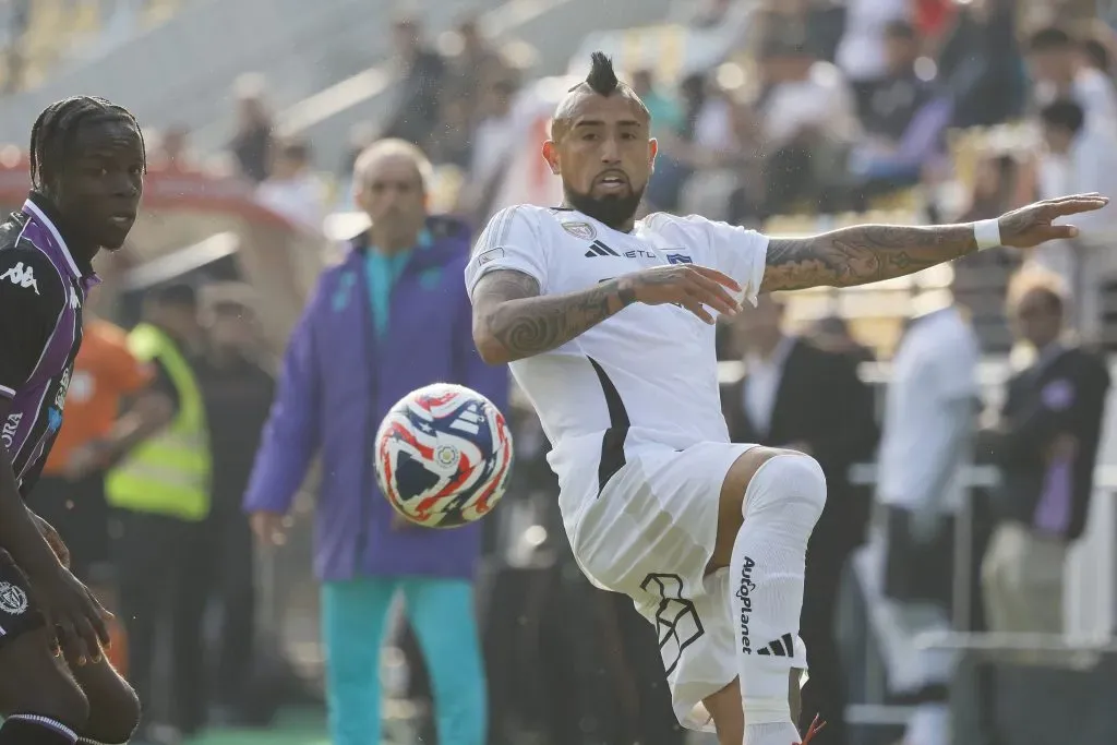 Guillermo Almada mira a la distancia a Arturo Vidal. (Andres Pina/Photosport).
