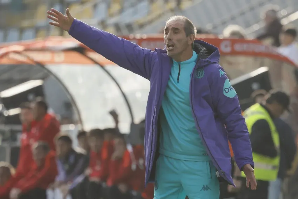Guillermo Almada da indicaciones en el partido entre los albos y el cuadro pucelano. (Andres Pina/Photosport).