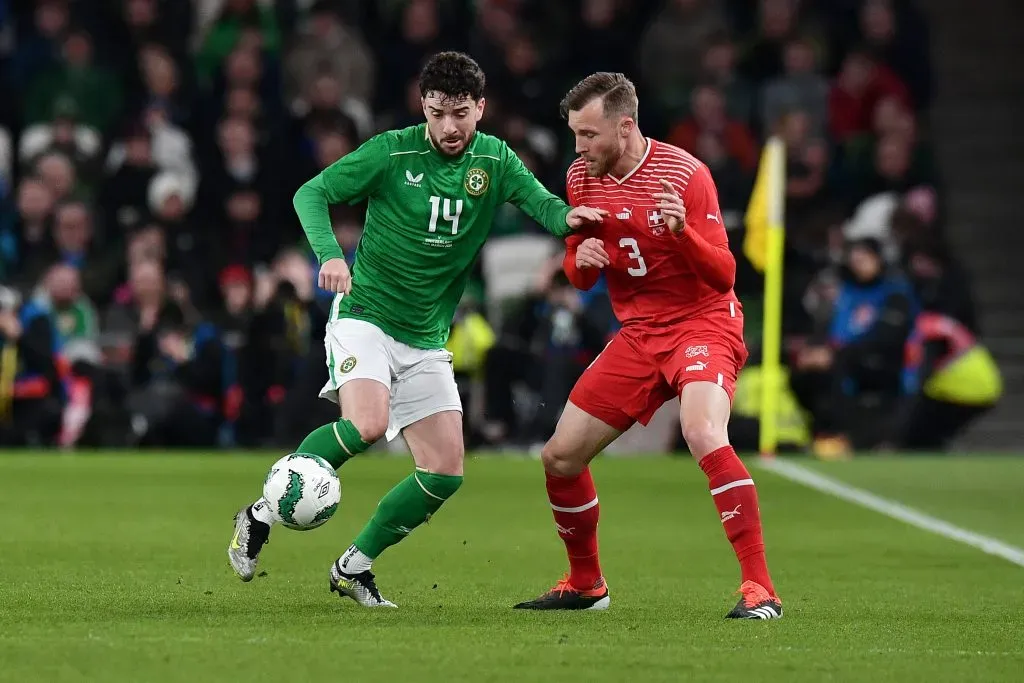 El irlandés Mikey Johnston ante Suiza. (Charles McQuillan/Getty Images).