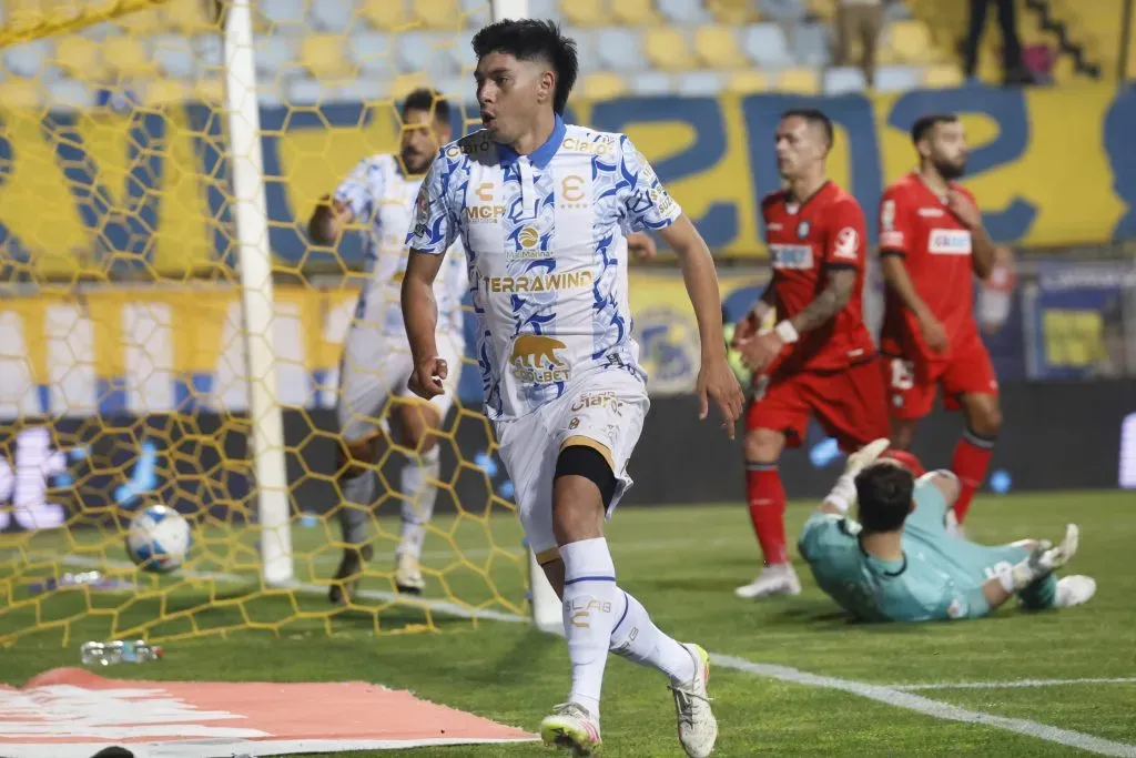Así celebró Nicolás Baeza su gol ante Huachipato. (Sebastian Cisternas/Photosport).