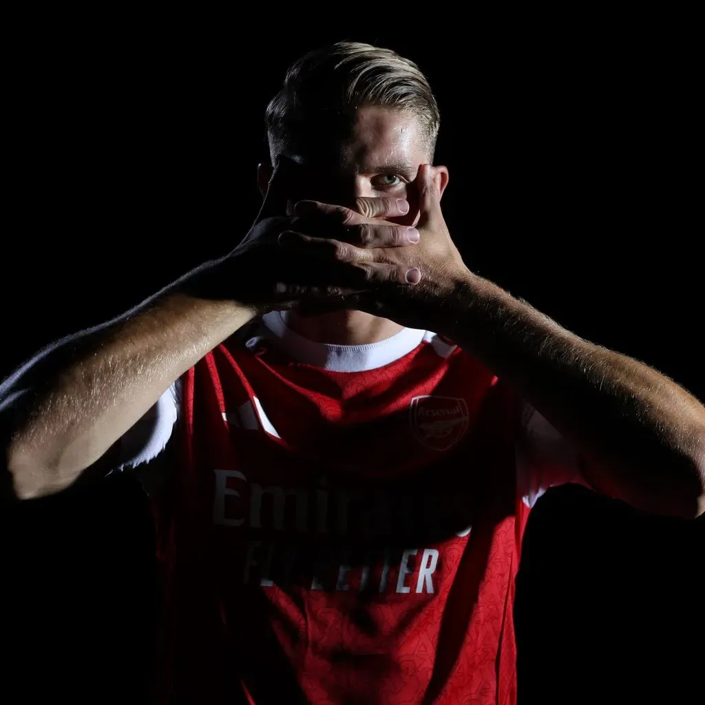 Viktor Gyökeres ya viste la camiseta del Arsenal después de su polémica salida del Sporting de Lisboa. Foto: Arsenal.
