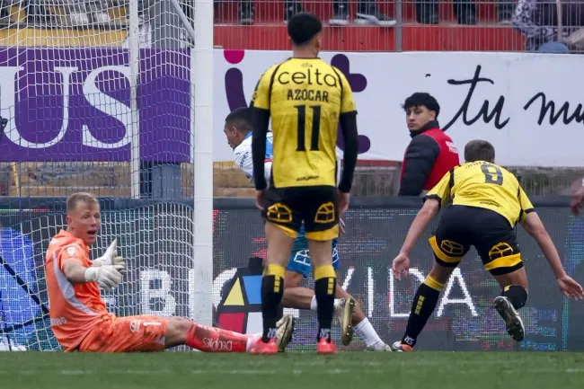 Nicolás Johansen anotó el tercer gol ante los Cruzados. (Pepe Alvujar/Photosport).