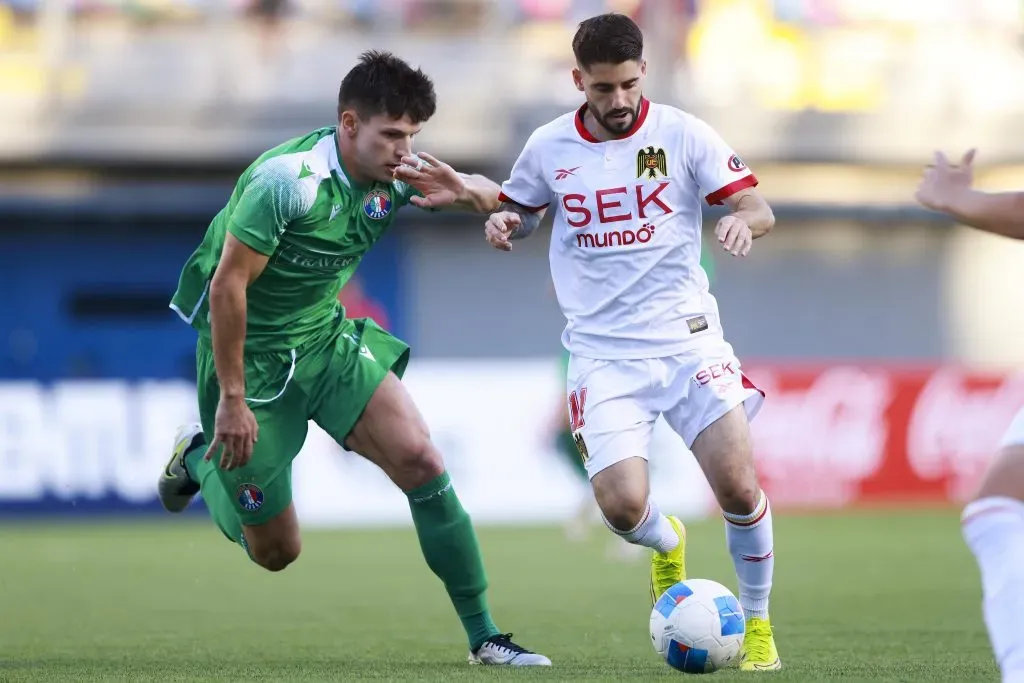 Cris Montes en acción durante un clásico de colonias de Audax Italiano vs Unión Española. (Felipe Zanca/Photosport).