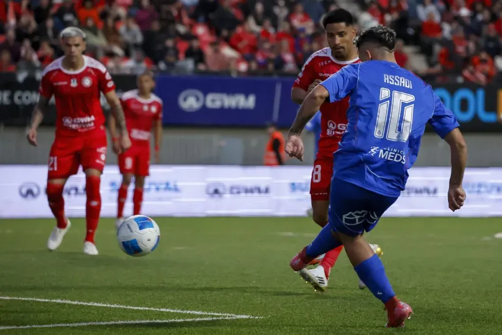 Así le pegó Lucas Assadi para marcar el 1-0 parcial de la U ante La Calera. (Andres Pina/Photosport).