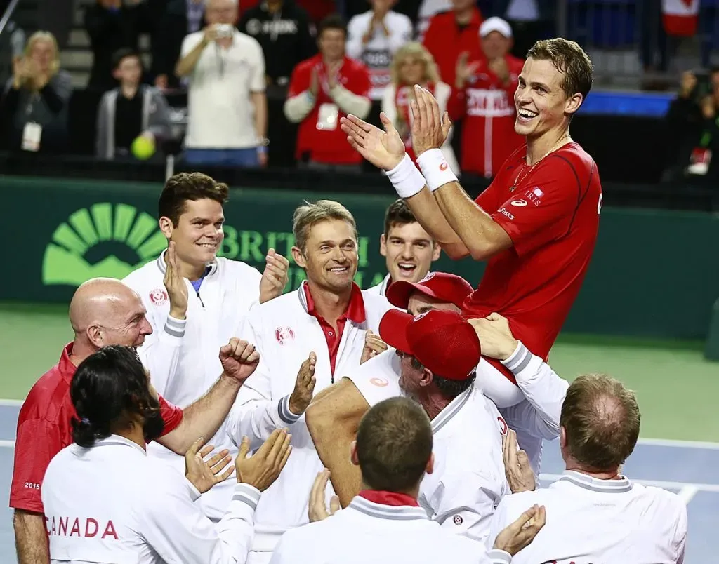 Vasek Pospisil levanta tras el triunfo de Canadá en la Copa Davis 2022 (Getty Images).