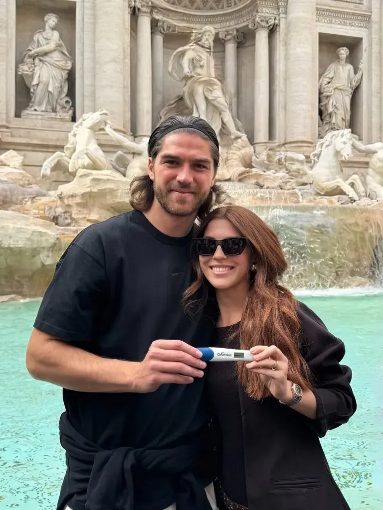 La postal del anuncio de Francisco Sierralta y su esposa