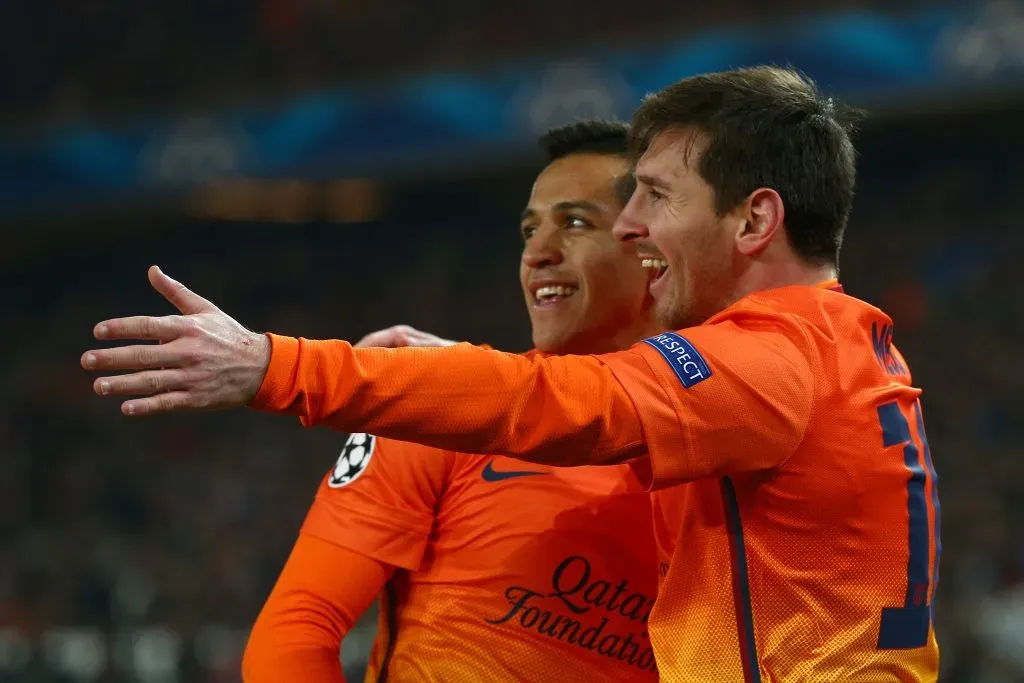 Alexis Sánchez podría reencontrarse con Lionel Messi tras sus años compartiendo en Barcelona. | Foto: Getty Images.
