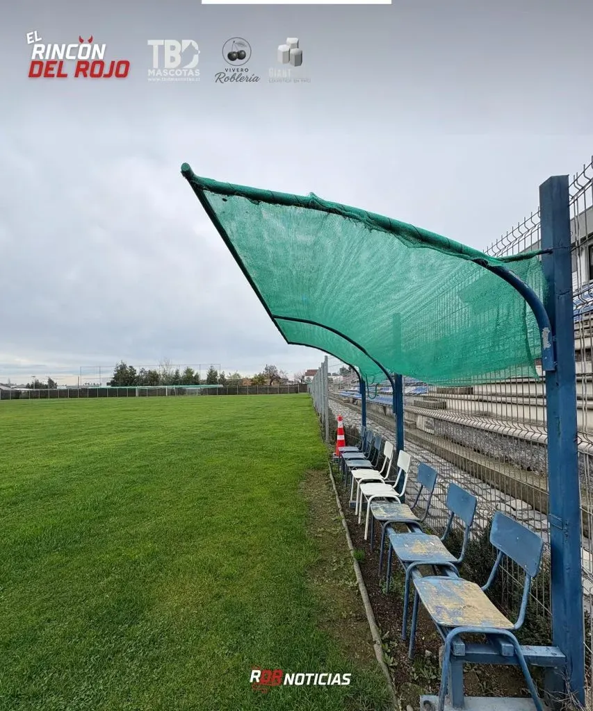 La banca del estadio son antiguos pupitres de madera, más parecidos a los de una sala de clases que a los de un recinto futbolístico. (Foto: Rincón del Rojo)