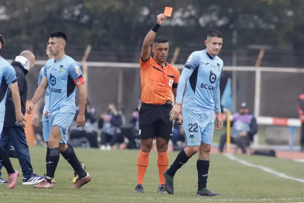 Nicolás Gamboa le mostró roja directa a Alan Robledo. (Jorge Loyola/Photosport).