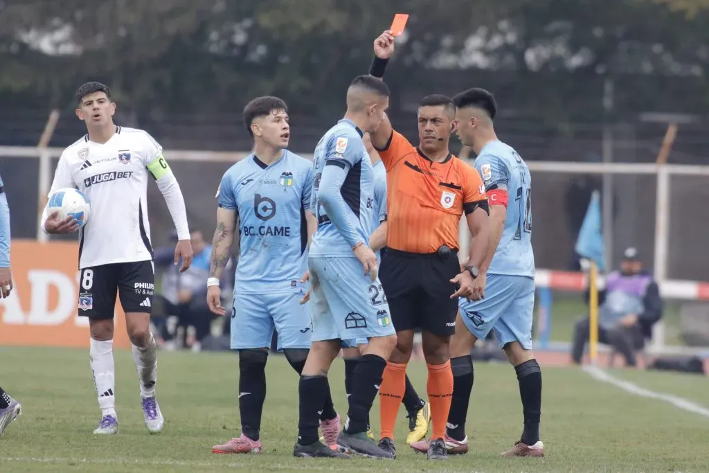 Alan Robledo y la tarjeta roja que Gamboa le mostró vs Colo Colo. (Jorge Loyola/Photosport).