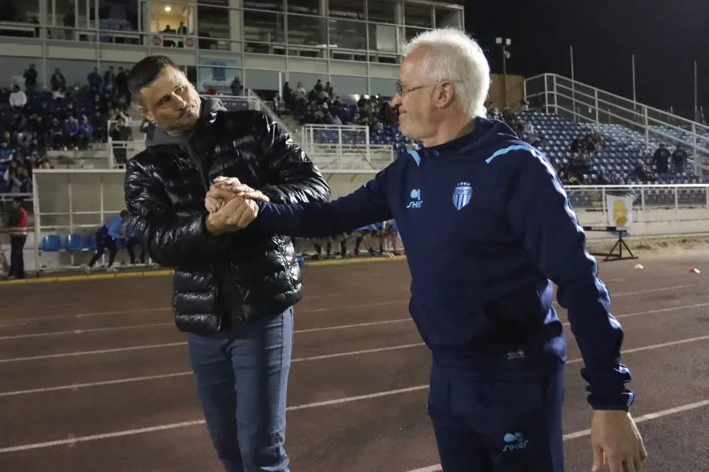 Ivo Basay se saluda con Germán Cavalieri, el DT de San Marcos de Arica. (Andy Manzanares/Photosport).