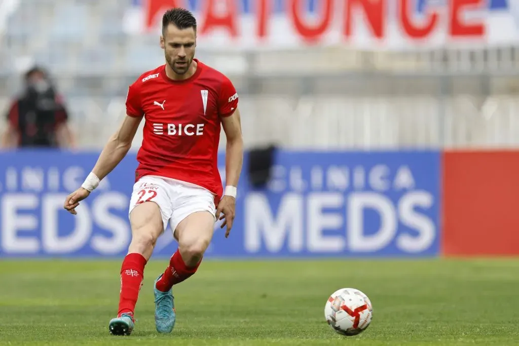Gary Kagelmacher en acción por la UC, donde disputó 63 partidos. (Andres Pina/Photosport)