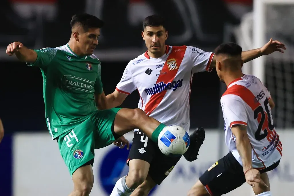 Curicó Unido se complica con un caso de dopaje de uno de sus jugadores. Foto: Felipe Zanca/Photosport