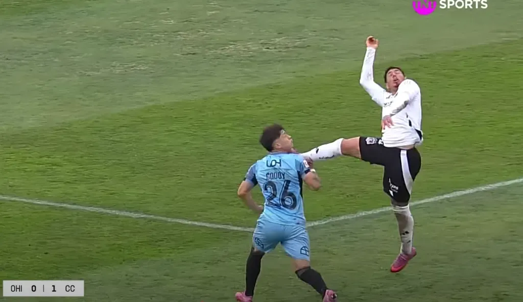 Por esta acción, Alan Saldivia recibió tarjeta amarilla. Foto: Captura TNT Sports.