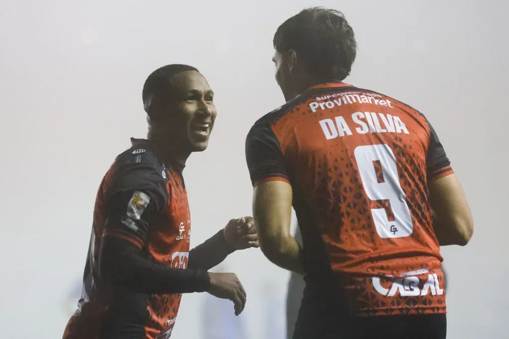 Luis Guerra festeja junto a Nelson da Silva, quien estará cuatro meses de baja en Limache. (Andres Pina/Photosport).