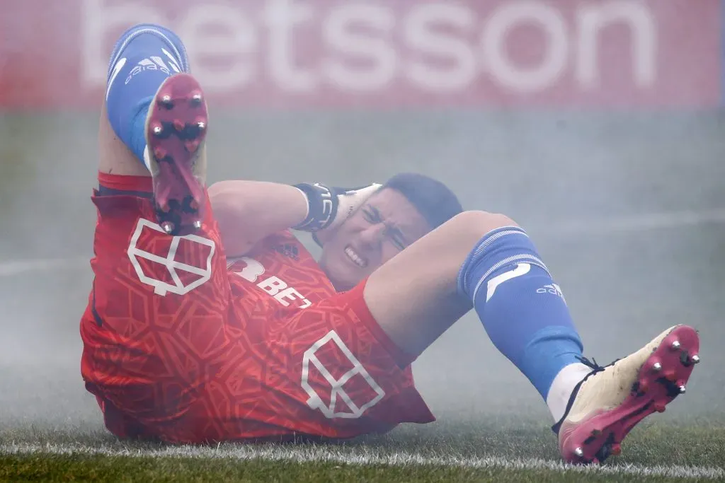 Así quedó Martín Parra en un Clásico Universitario jugado en Valparaíso que se suspendió. (Andres Pina/Photosport).