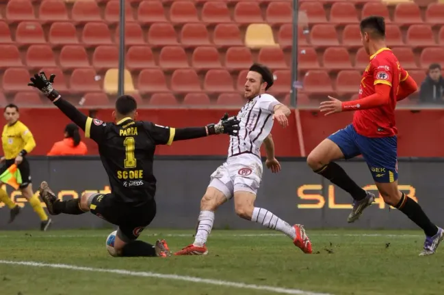La ocasión de gol que tuvo Ángelo Henríquez ante los hispanos. (Jonnathan Oyarzun/Photosport).