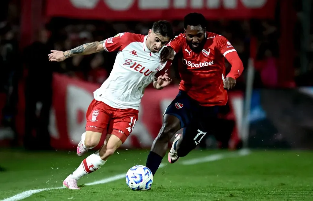 Alvaro Angulo le da hado un dolor más de cabeza a Independiente antes de enfrentar a Universidad de Chile. Foto: Marcelo Endelli/Getty Images.