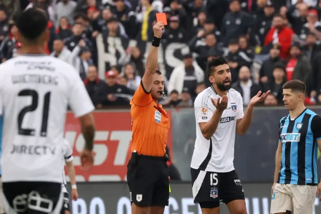 Emiliano Amor y la roja que recibió ante Huachipato. (Jonnathan Oyarzun/Photosport).